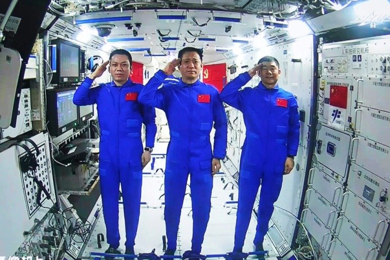  astronauts set record for stay in space