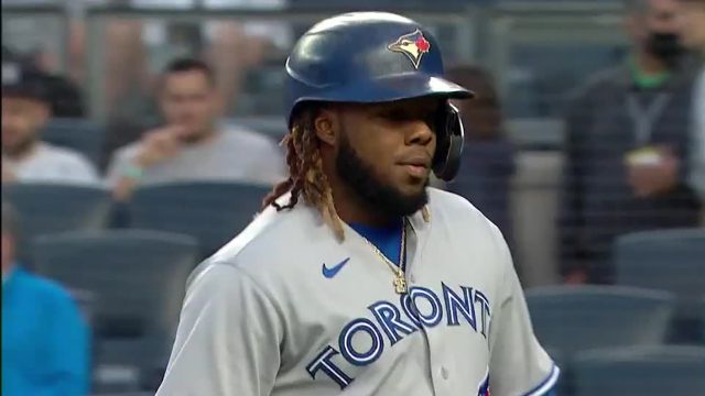  Blue Jays’ Guerrero Jr. belts 2nd HR of game after hand bloodied at 1B