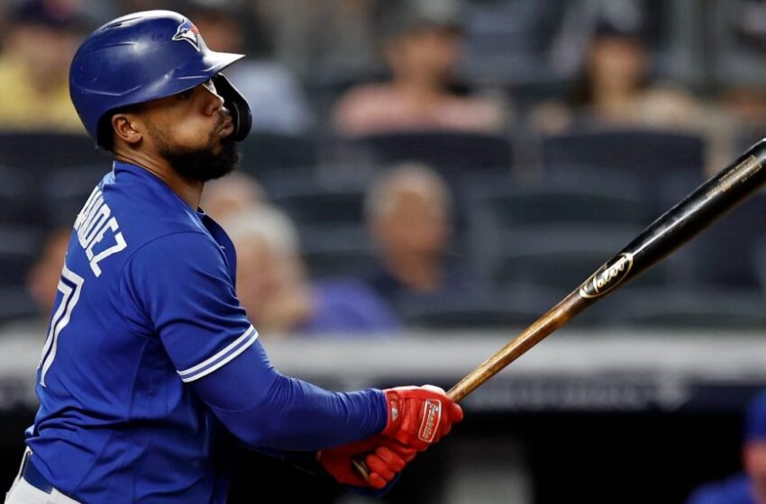  Blue Jays’ Hernandez removed from game with apparent injury