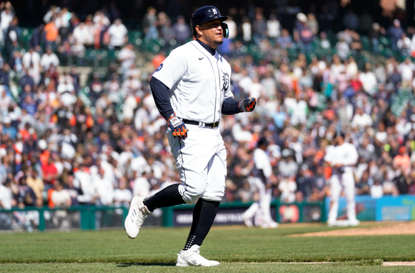  Cabrera intentionally walked by Yankees with 3,000th hit on the line, Tiger fans boo
