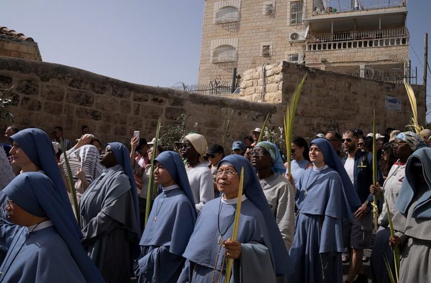  Christians mark Palm Sunday with Jerusalem procession