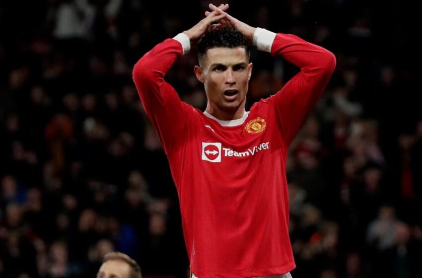  Cristiano Ronaldo’s offer to Everton fan after appearing to break their phone following Man Utd defeat