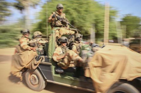  الجيش الفرنسي: تصوير «مرتزقة» روس خلال دفنهم جثثاً في مالي