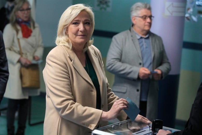  French voters cast ballots in first round of presidential election