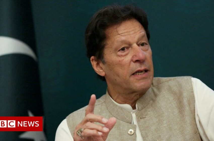  Imran Khan: Pakistan PM on brink as confidence vote looms