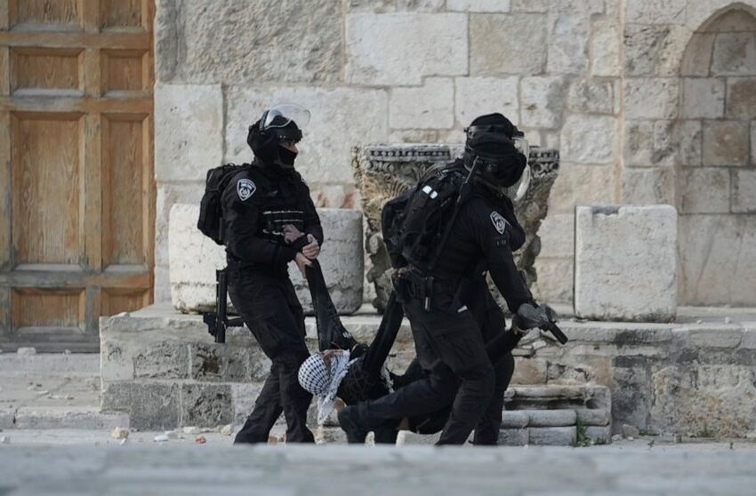  Israeli police, Palestinians clash at Jerusalem holy site