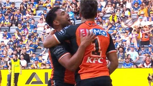  LIVE: Tigers stun Eels with rare scrum ploy