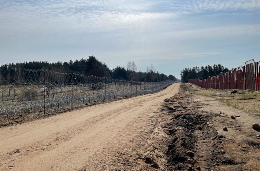  Poland builds a border wall, even as it welcomes Ukrainian refugees