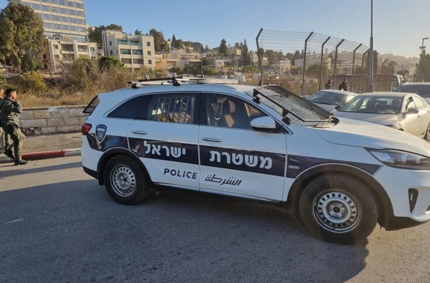 Policeman lightly wounded in Ashkelon stabbing; assailant shot and killed