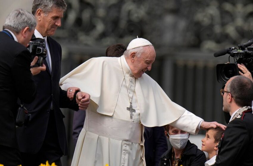  Pope clears schedule for medical checks on painful knee