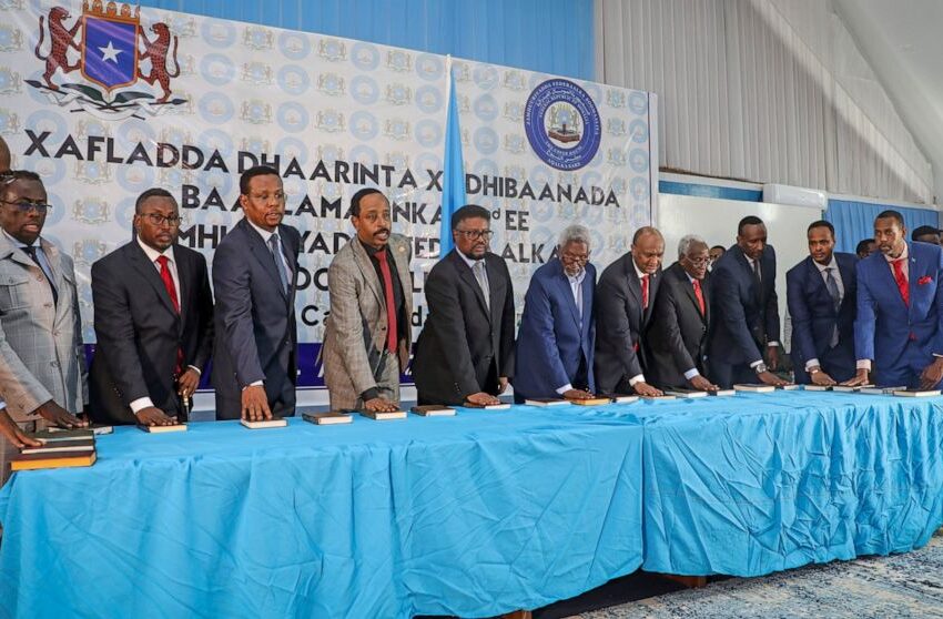  Somalia swears in lawmakers in step to choosing new leader