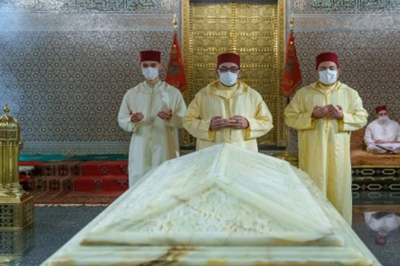  The King, Amir Al Mouminine, meditates at the tomb of the late Mohammed V