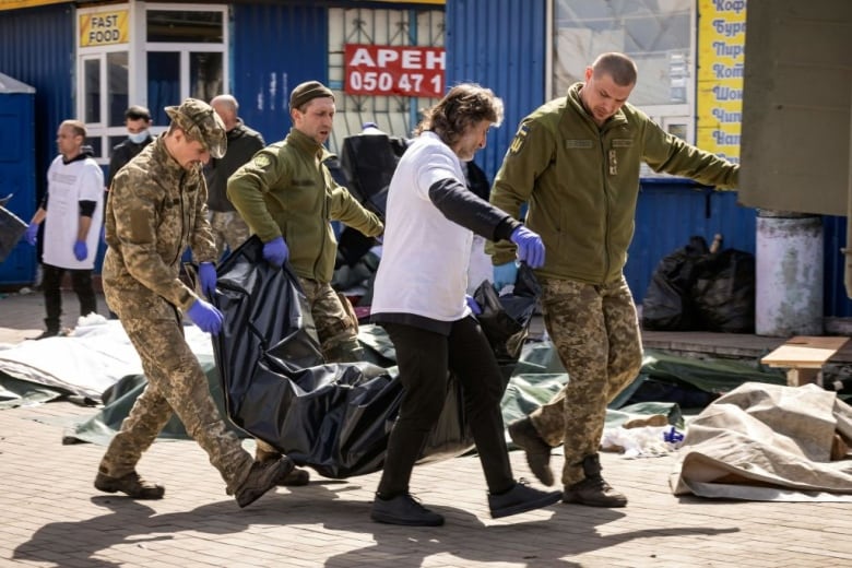  Ukraine says dozens killed in attack on rail station packed with evacuees