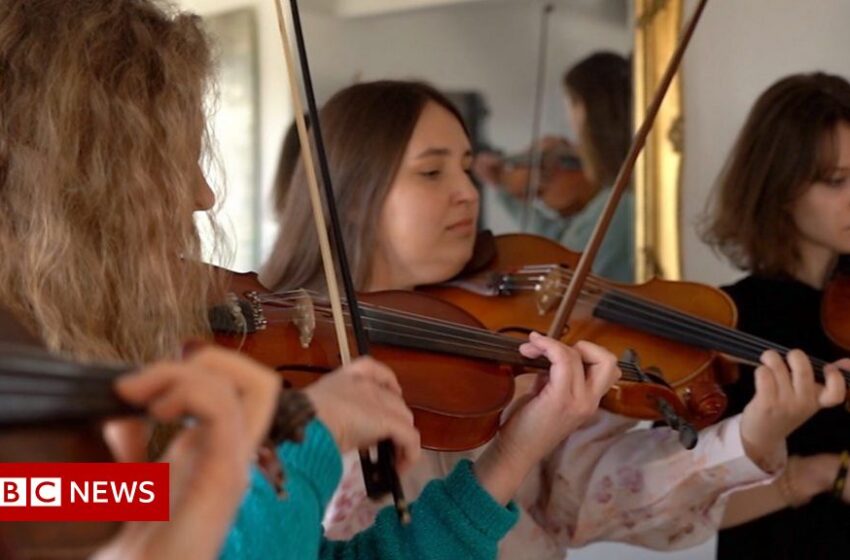  Ukraine war: The school that helped fleeing musicians find safety