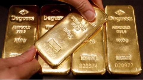  الذهب يتأرجح متأثراً بارتفاع الدولار وتراجع عائدات السندات