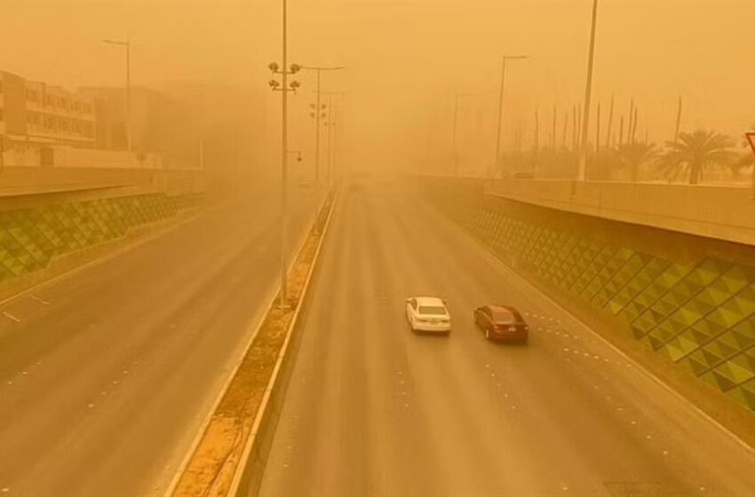  غبار الرياض يتسبب في تدني الرؤية الأفقية إلى 500 متر