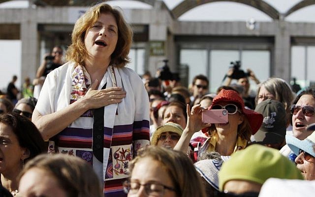  Female Jewish leaders sue Haredi news site for blurring their faces