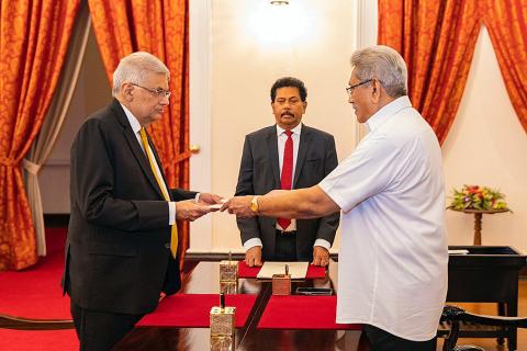  Gerginliğin devam ettiği Sri Lanka’da yeni başbakan görevine başladı