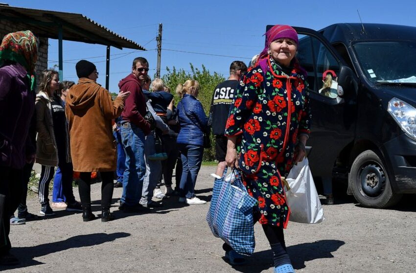  Last women and children evacuated from Ukrainian steel mill