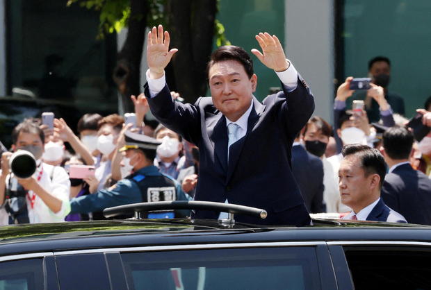  New South Korea leader takes oath, hints at bid to lure Kim back to talks