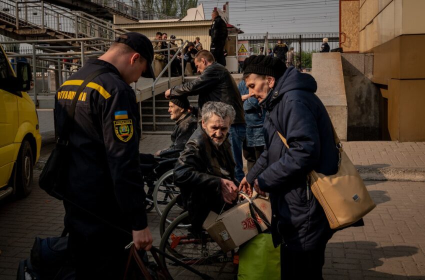  Volunteer rescue crews evacuate elderly Ukrainians from front lines