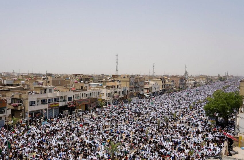  Iraqi cleric shows power as thousands attend mass prayer
