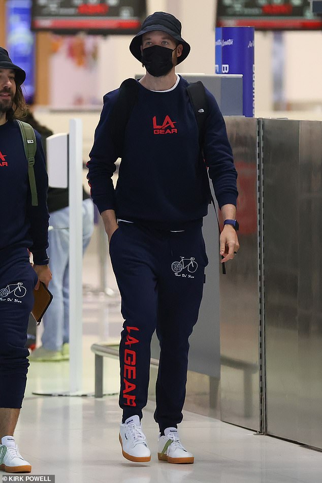  Hamish Blake and his friends wear matching tracksuits at Sydney Airport