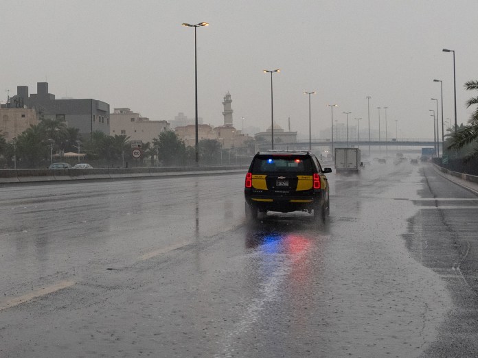  Closure of some roads in Kuwait due to bad weather