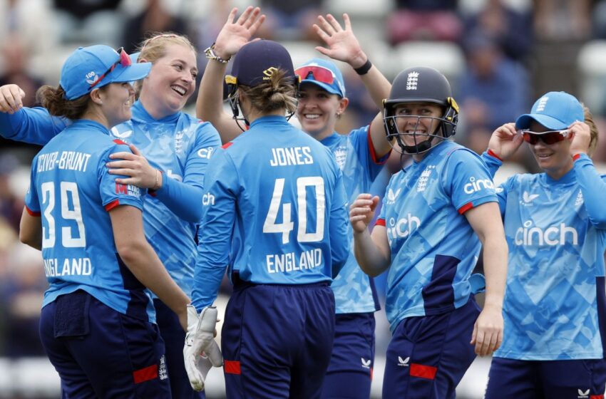  England need 142 for victory after New Zealand collapse in second ODI LIVE!