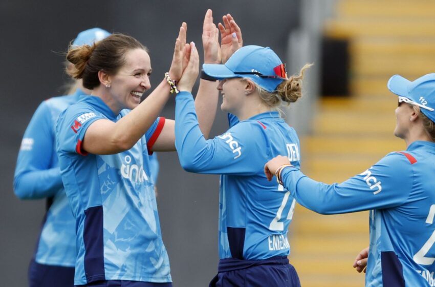  New Zealand three down and struggling after England win toss LIVE!