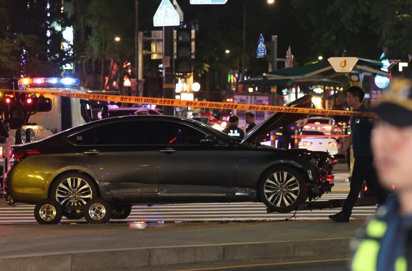  A car hits pedestrians in central Seoul, killing 9 and injuring 4