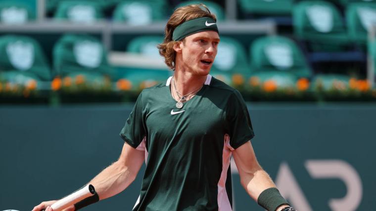  Andrey Rublev meltdown at Wimbledon: Russian star throws tantrum, hits self with racket repeatedly