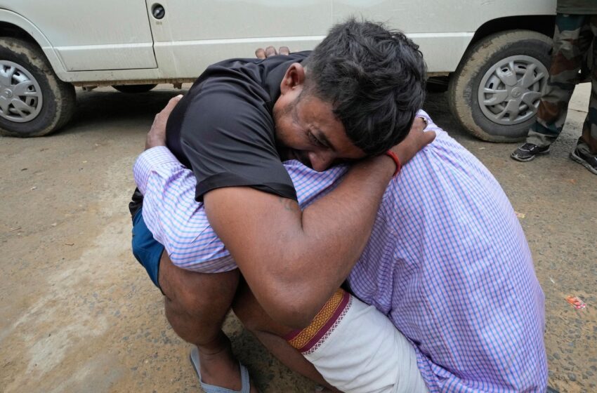  How did a religious gathering in India turn into a deadly stampede?
