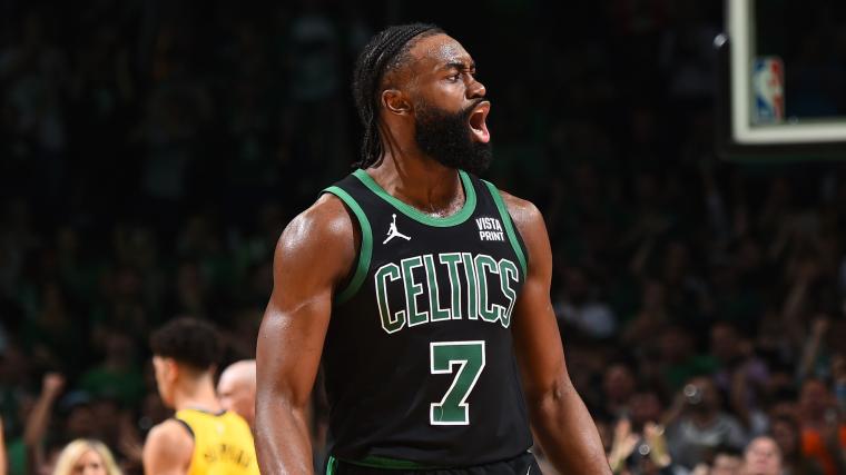  Jaylen Brown rewards Celtics fans for return of ring lost during NBA championship parade