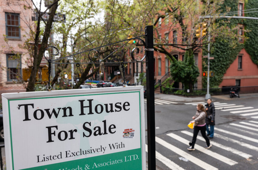  Manhattan is now a ‘buyer’s market’ as real estate prices fall and inventory rises