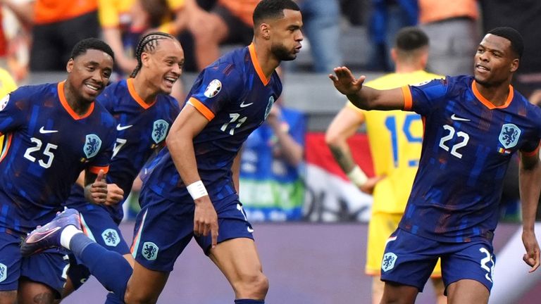  Netherlands into quarters as Malen double inspires win over Romania